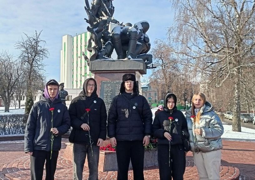 Волонтеры Победы БТЭиР возложили цветы к мемориалу воинам-интернационалистам «Круговая оборона»