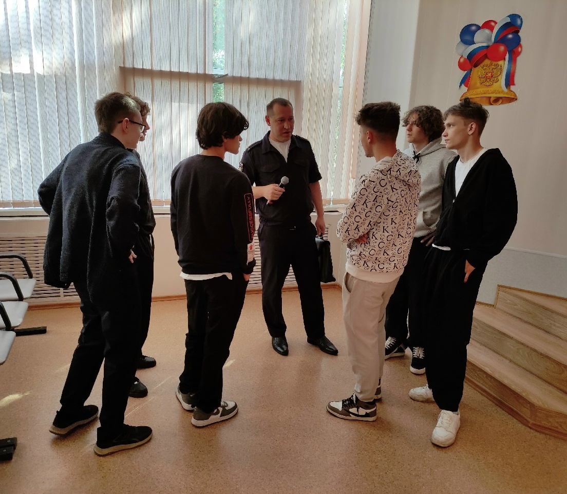 ЛЕКЦИЯ НАЧАЛЬНИКА ПДН ОП № 2 УМВД РОССИИ ПО ГОРОДУ БРЯНСКУ ПОДПОЛКОВНИКА В. А. ПАРШИНА СО СТУДЕНТАМИ ТЕХНИКУМА.